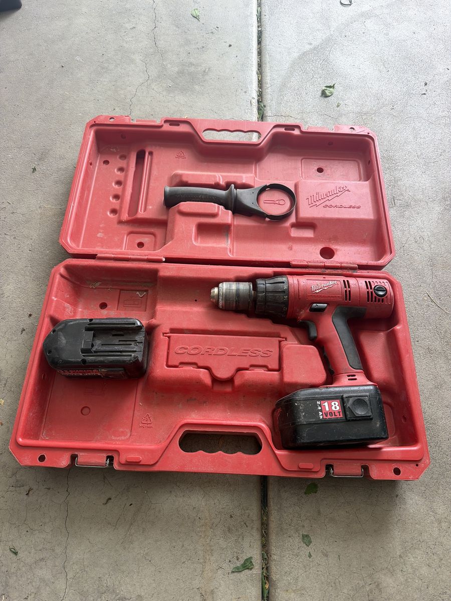 Milwaukee 18V Cordless Drill Driver Kit with Battery and Case - Works Great - No charger