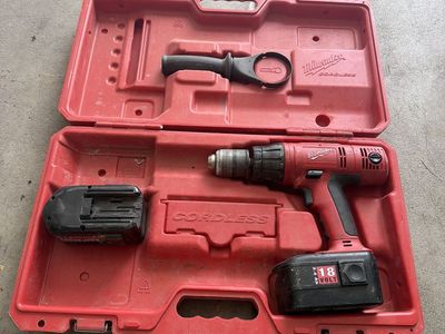 Milwaukee 18V Cordless Drill Driver Kit with Battery and Case - Works Great - No charger