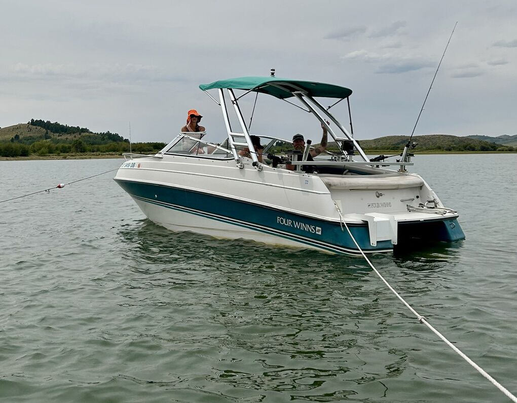 1993 Four Winns 215 Sundowner Model 150FDMOB