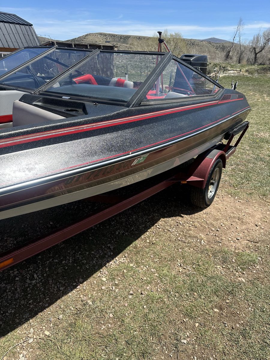 1989 Quantum Fish/ski Boat