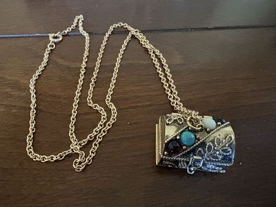 1974 Avon Queens Ransom Treasure Chest Necklace