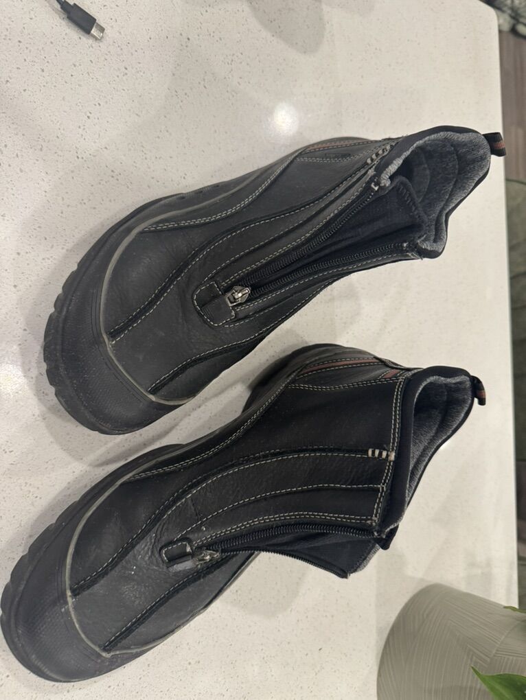 Clarks Muckers Size 10