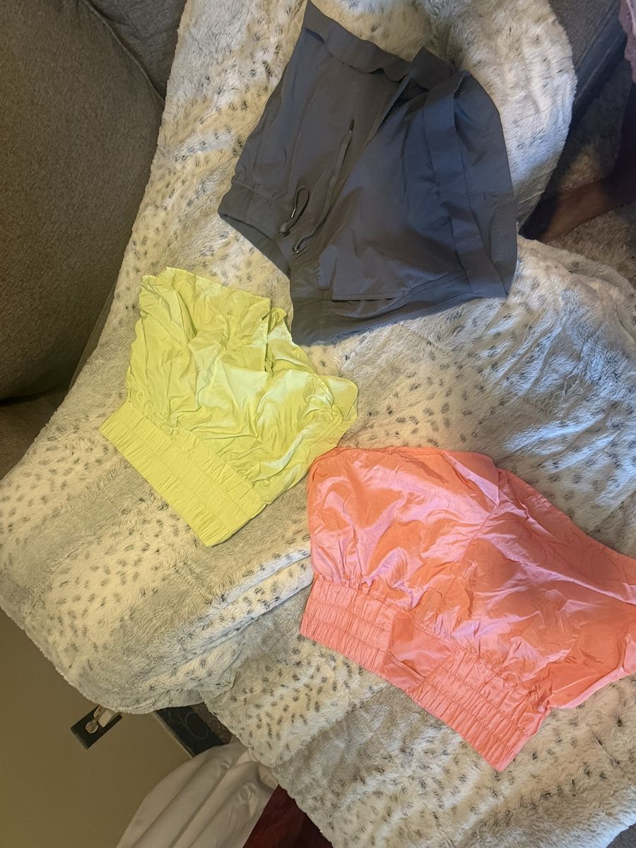 Short sport size m workout $12 each or 4$ 40