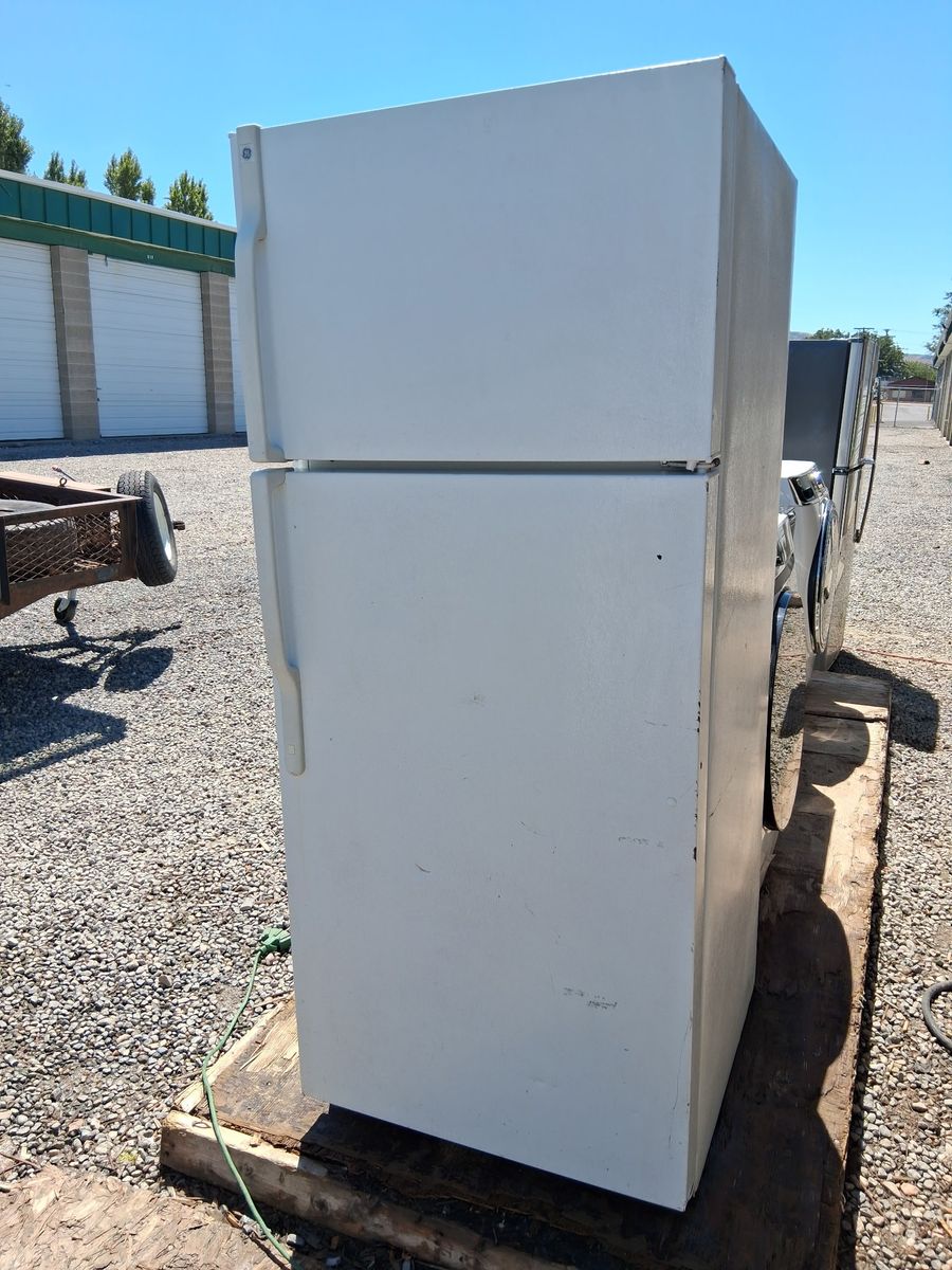 GE Top Freezer Refrigerator White Used Good Condition