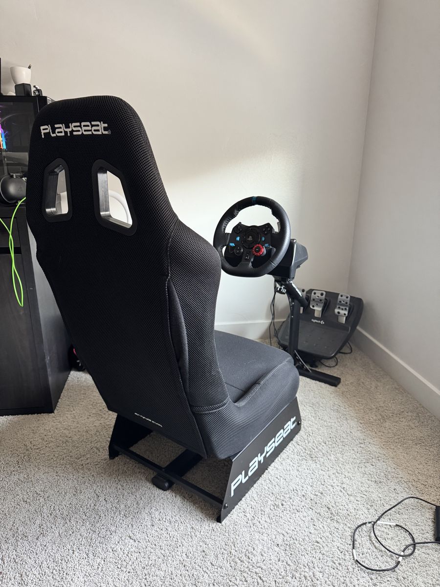 Logitech Steering wheel/petals & Playseat
