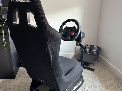 Logitech Steering wheel/petals & Playseat