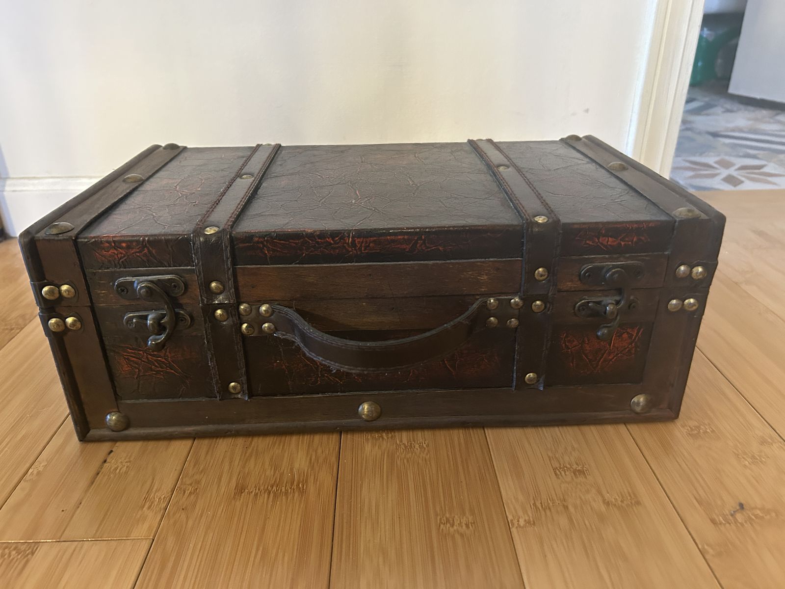 Nice antique wood/leather case-accessory