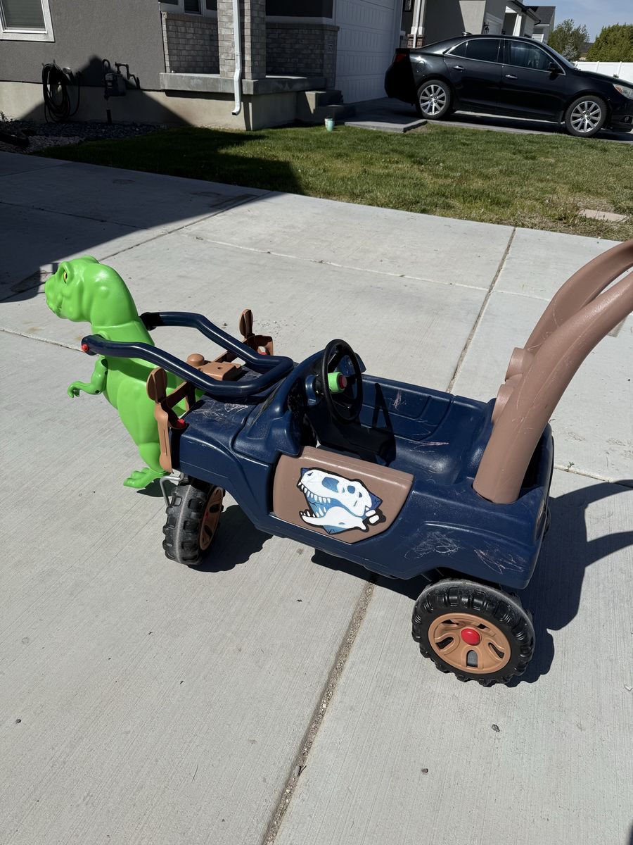 Kids ride on Dino