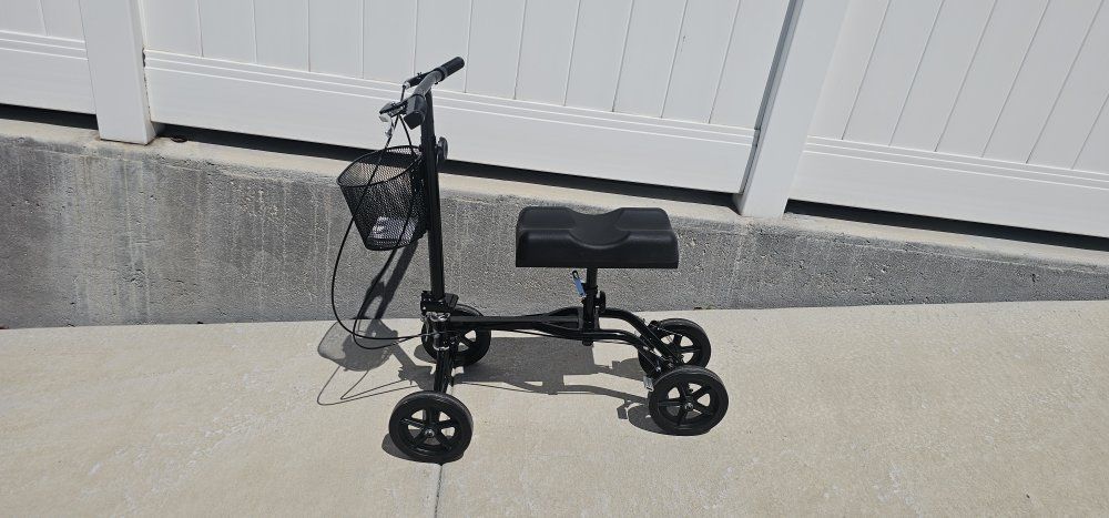 Nice Dual Brake Foldable Knee Scooter (Excellent)