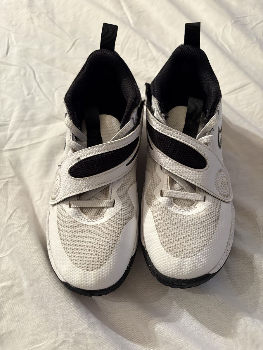 Nike Team Hustle Basketball Shoes White/Black Youth Size 1.5Y