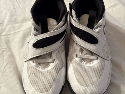 Nike Team Hustle Basketball Shoes White/Black Youth Size 1.5Y