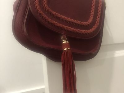 BURGUNDY LEATHER CROSSBODY BAG