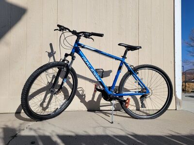 Mountain Bike Raleigh 27.5 in 21 Speed Blue W/Acce