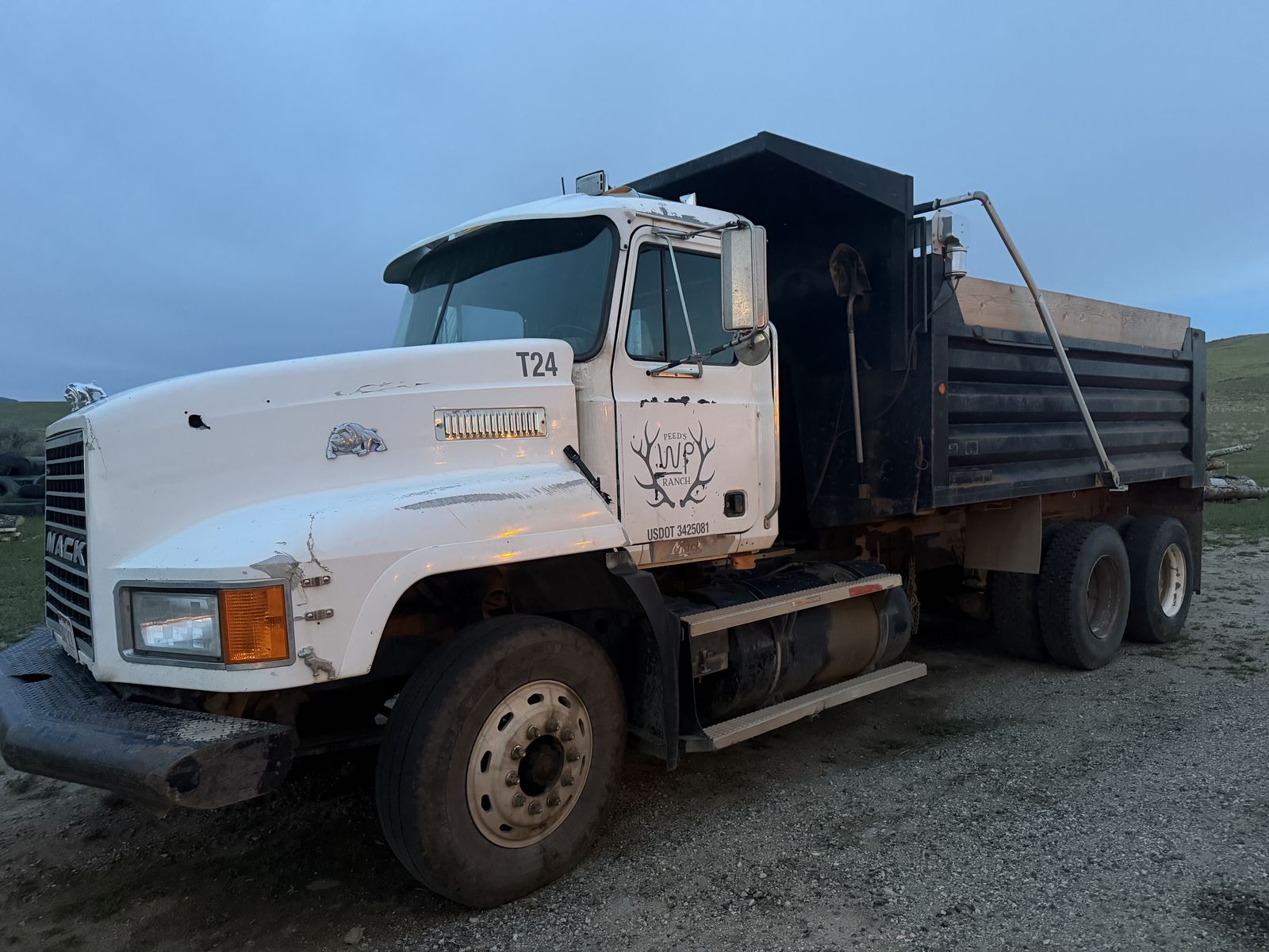 Mack dump truck ch613