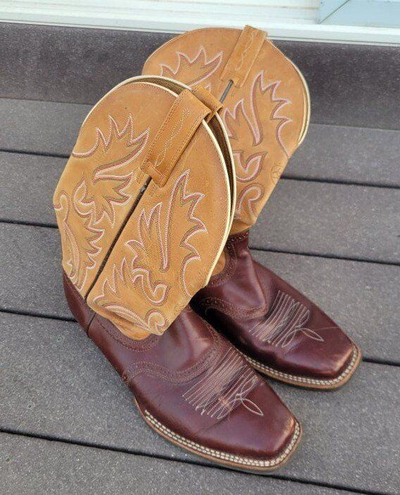 Ariat Cowboy boots SZ 10. 5
