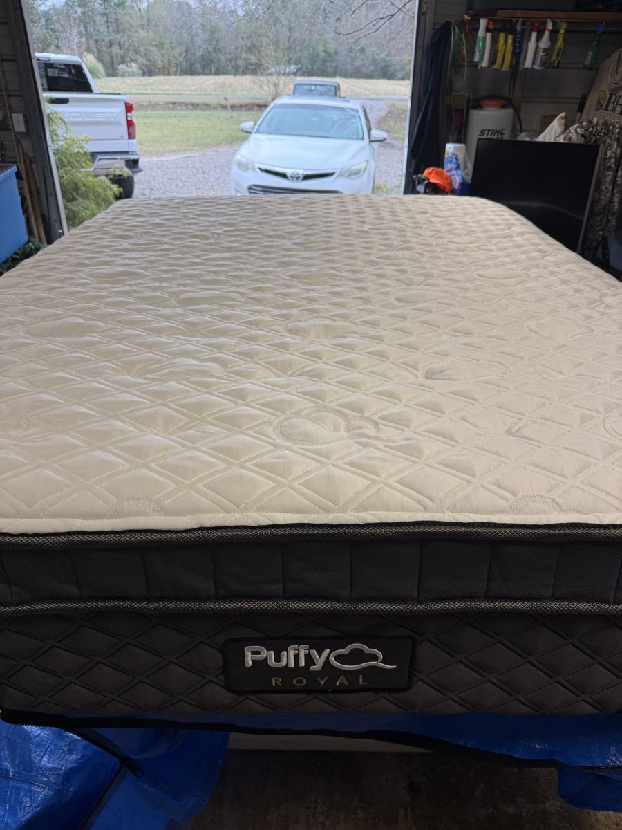 Puffy Royal Hybrid Mattress, Queen, Like New