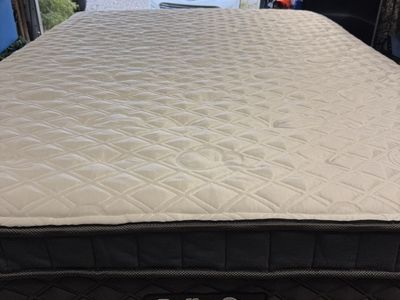 Puffy Royal Hybrid Mattress, Queen, Like New