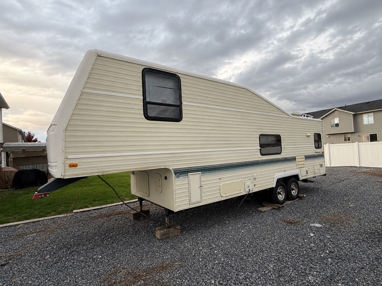 1994 Savanna 5th Wheel Trailer