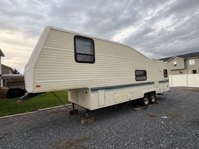 1994 Savanna 5th Wheel Trailer