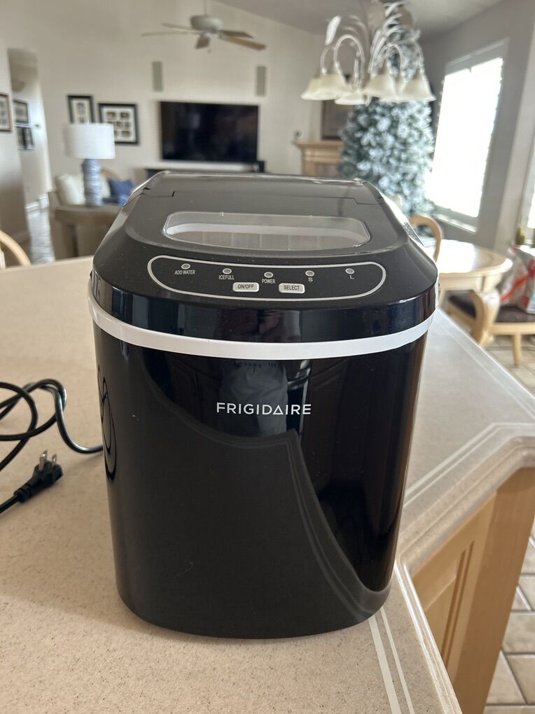 Frigidiare Ice Maker. Like New