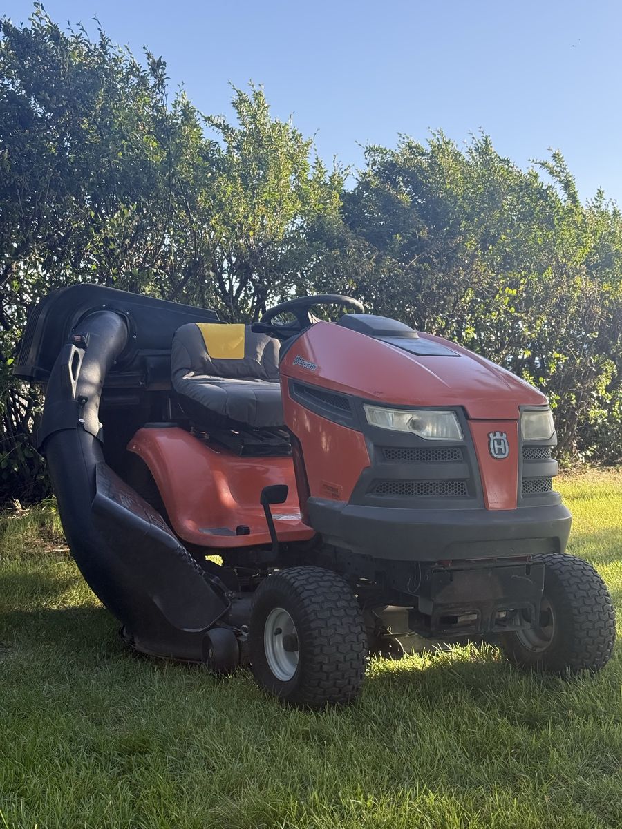 Husqvarna YTH20K46 Riding Lawn Mower – 359 Hours – Bagger Included