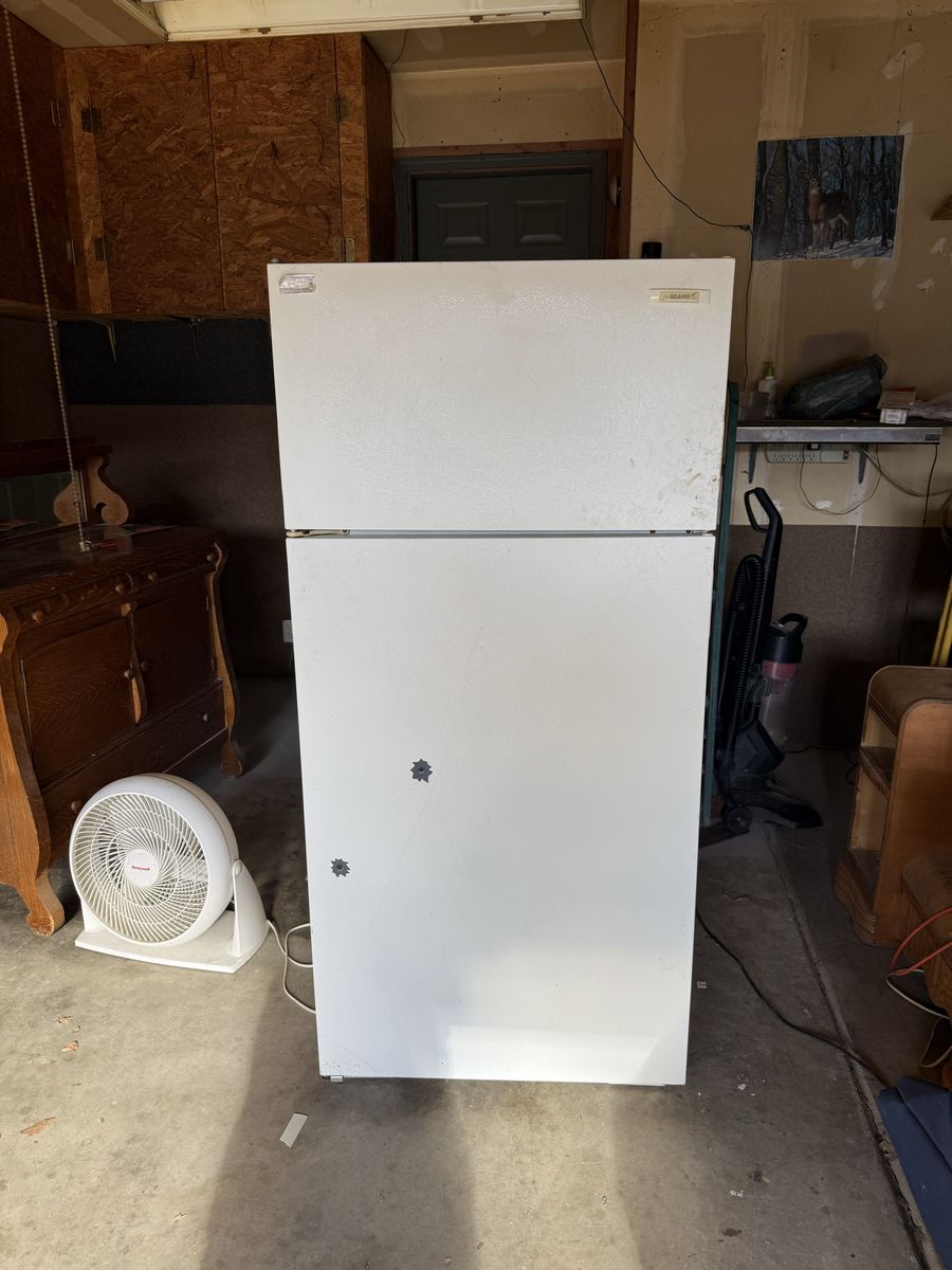 Refrigerator freezer (FREE!!)