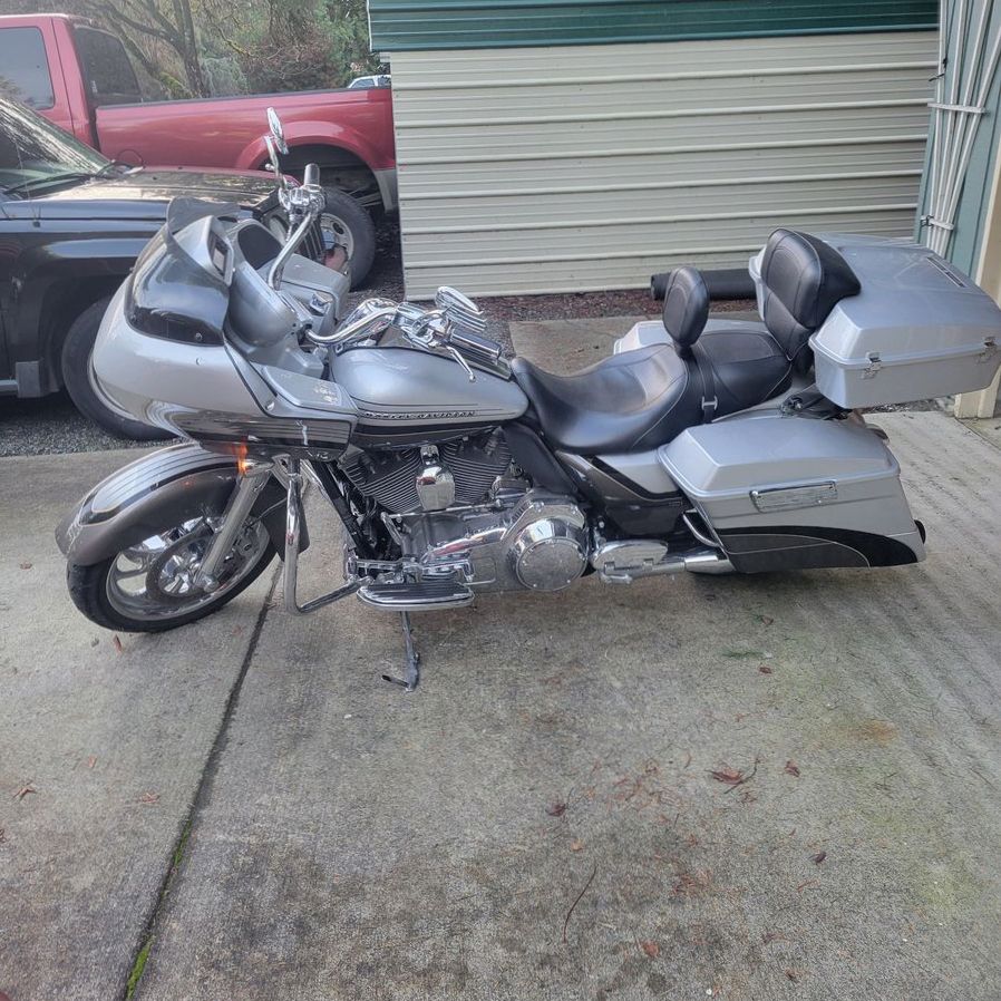 2009 Harley FLTRSE3 RD GL: Under 6k Miles. $15k