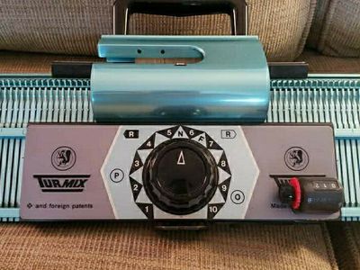 TURMIX HAND/ WOOL KNITTING MACHINE & accessories