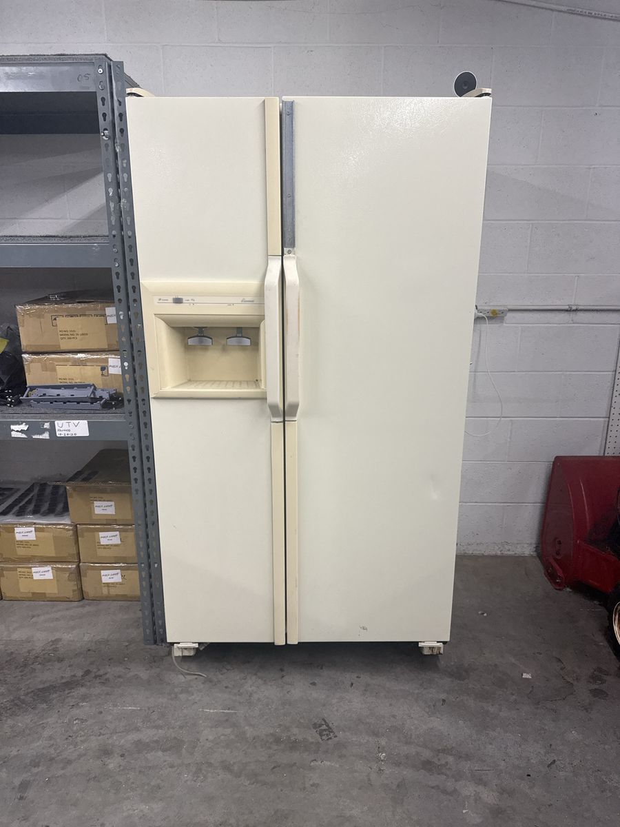 Amana Side-by-Side Refrigerator with Water/Ice Dispenser - cream