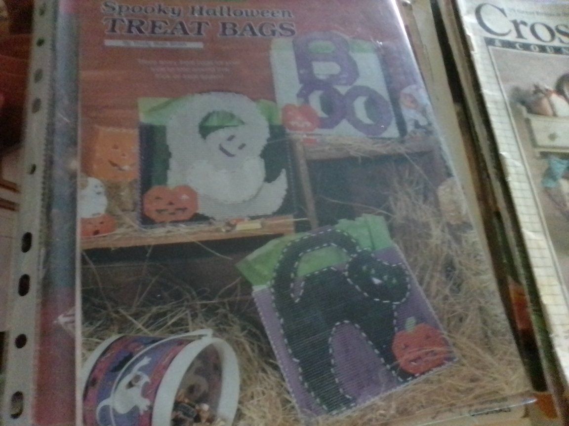 Lot of 10+ Vintage Plastic Canvas Pattern Books: Quick Stitch, Stoney Creek, Annie's Attic, Leisure Arts