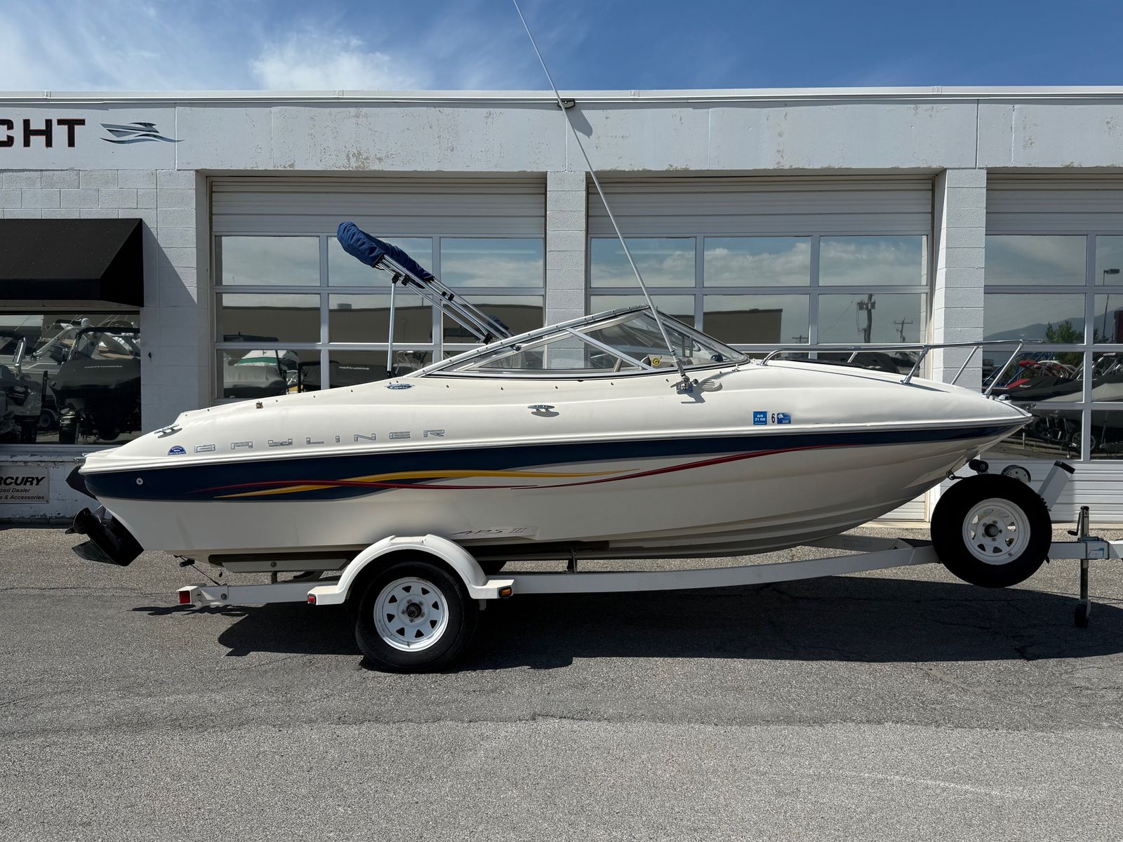 2001 19' Bayliner Capri 192 LX Sport Cuddy