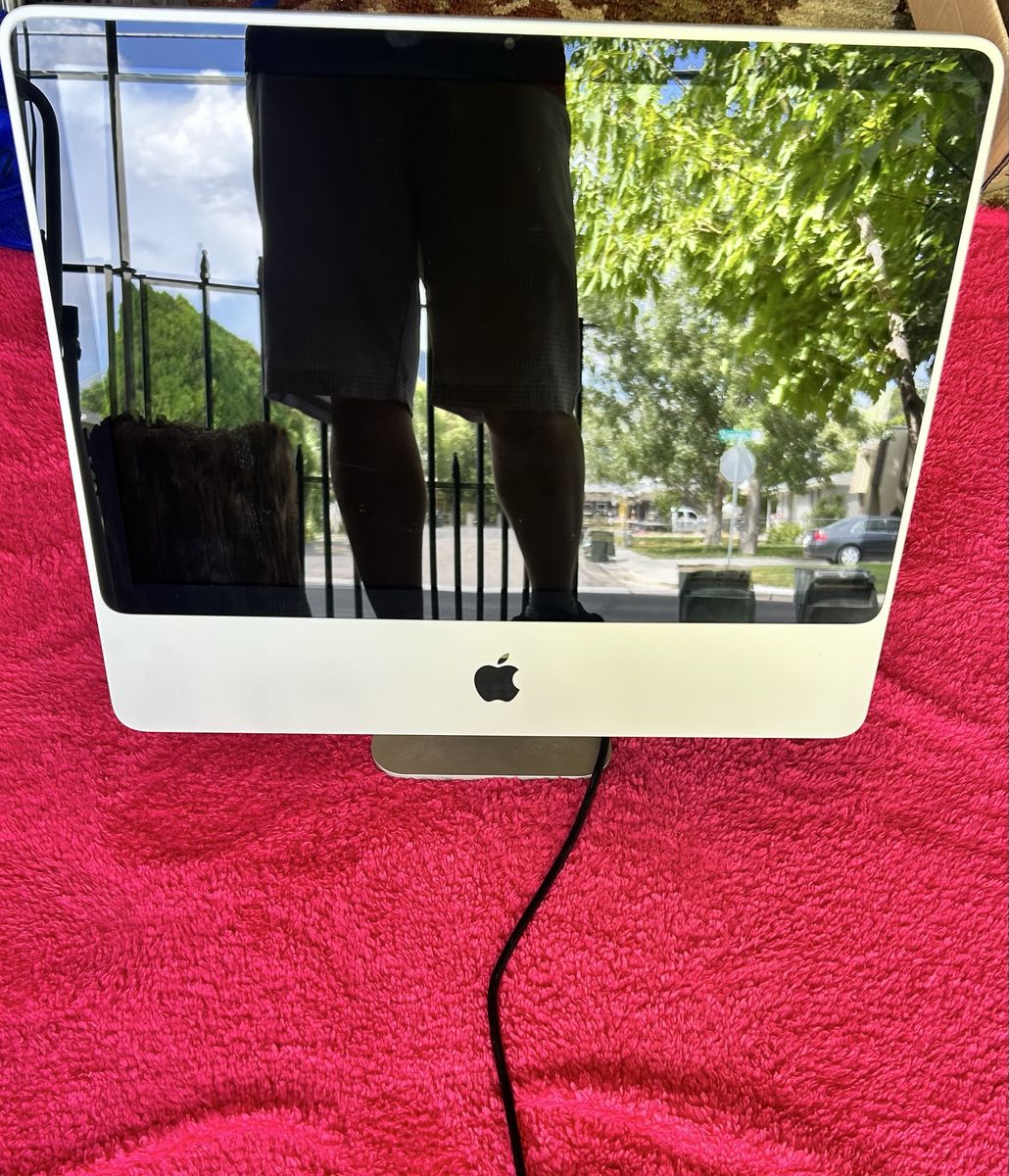 Apple All-In-One Desktop Computer - Silver
