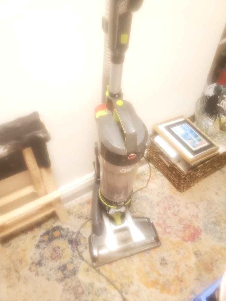 Hoover WindTunnel Air Steerable Bagless Upright Vacuum - 3 Channels Suction - UsedGood