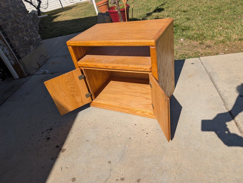 REAL WOOD END ENTERTAINMENT CENTER