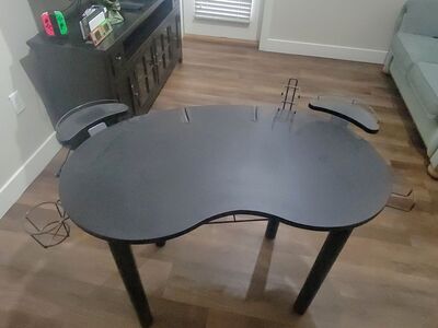 bean-shaped gaming desk