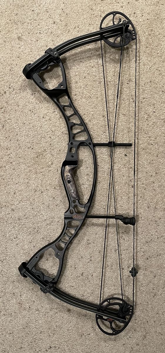 Hoyt AlphaMax 32 / 60-70 lbs / 29 draw / Black