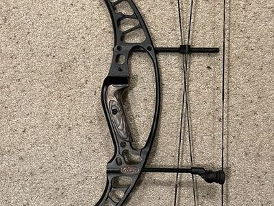Hoyt AlphaMax 32 / 60-70 lbs / 29 draw / Black
