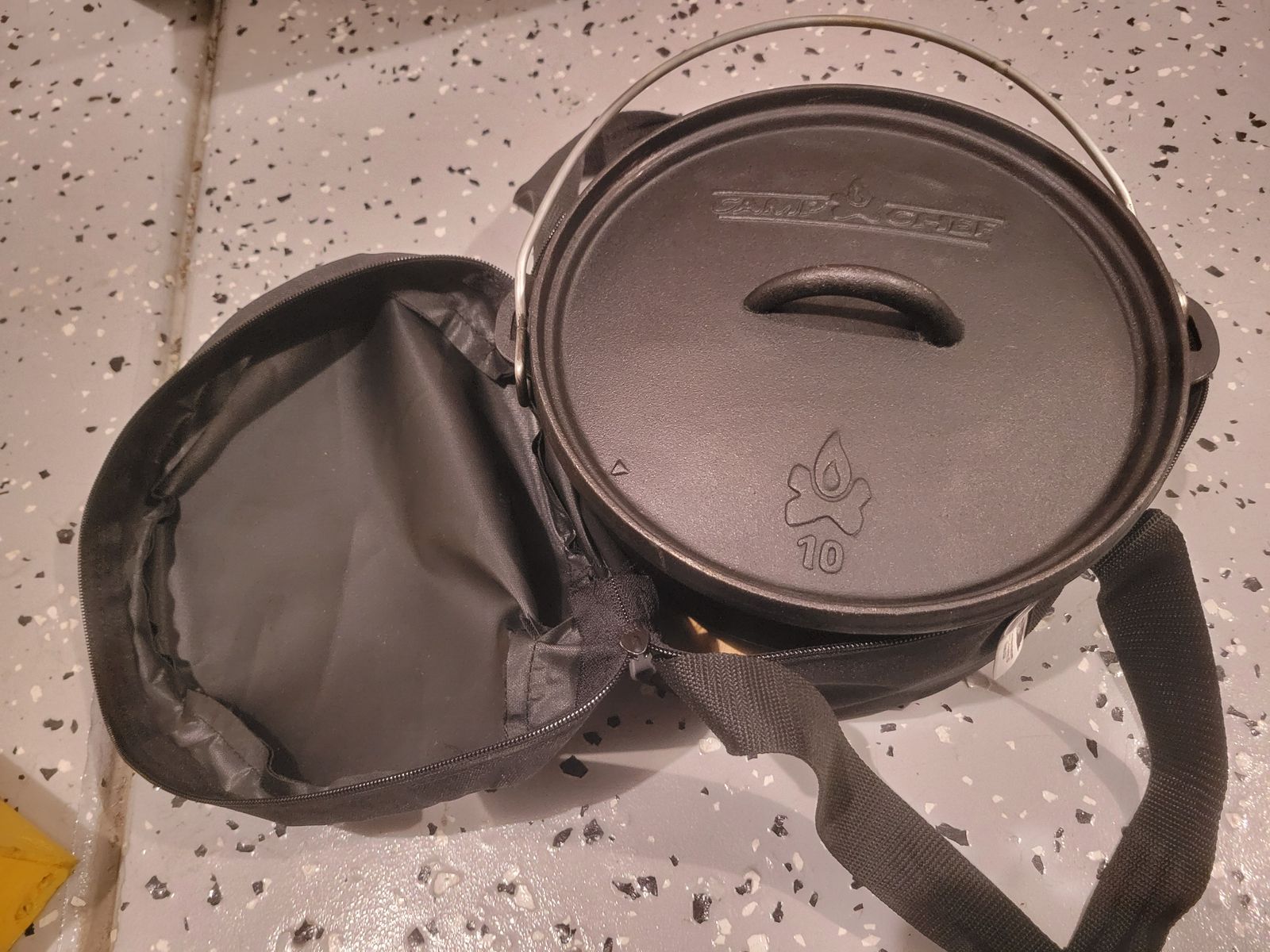 Camp Chef 10, 4qt. Camp Dutch Oven With Case