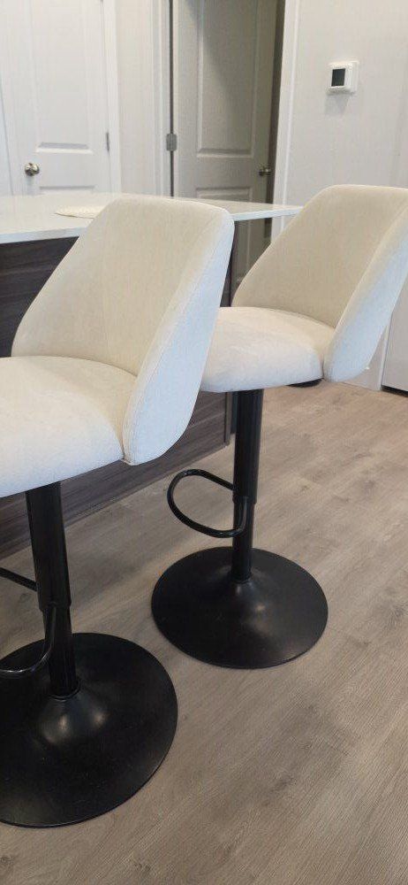 2 bar stools