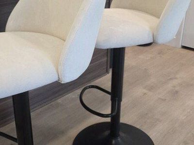 2 bar stools