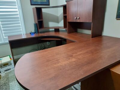 Corner u-shaped work station w/hutch