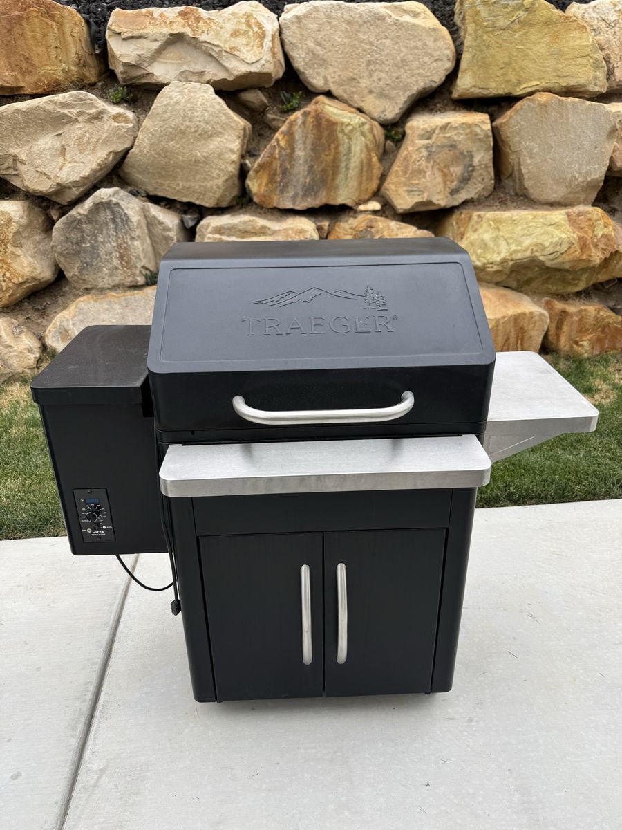 Traeger Silverton 620 Pellet Grill - Costco Model - Clean, Ready to Use Smoker