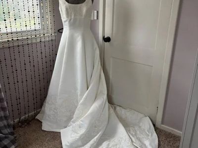 Gloria Vanderbilt wedding dress size 14