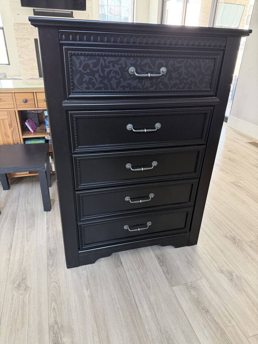 Spacious black dresser, very good condition