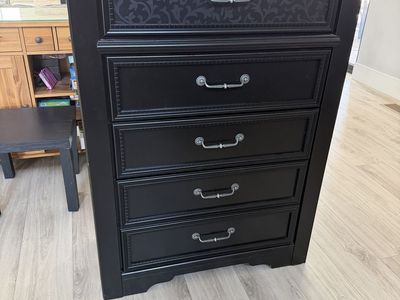 Spacious black dresser, very good condition