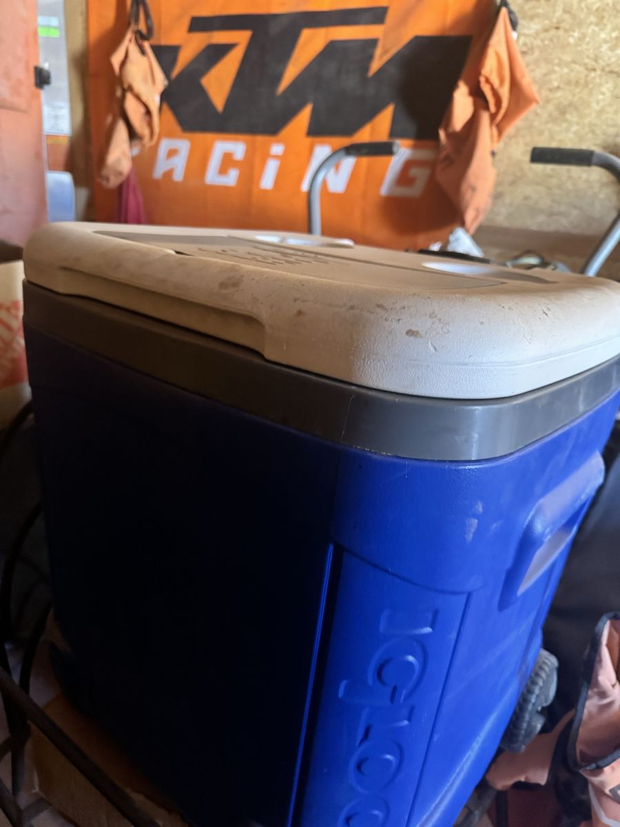 Igloo ICE CUBE Rolling Cooler - Blue/White with Wheels & Handles - 60QT Capacity