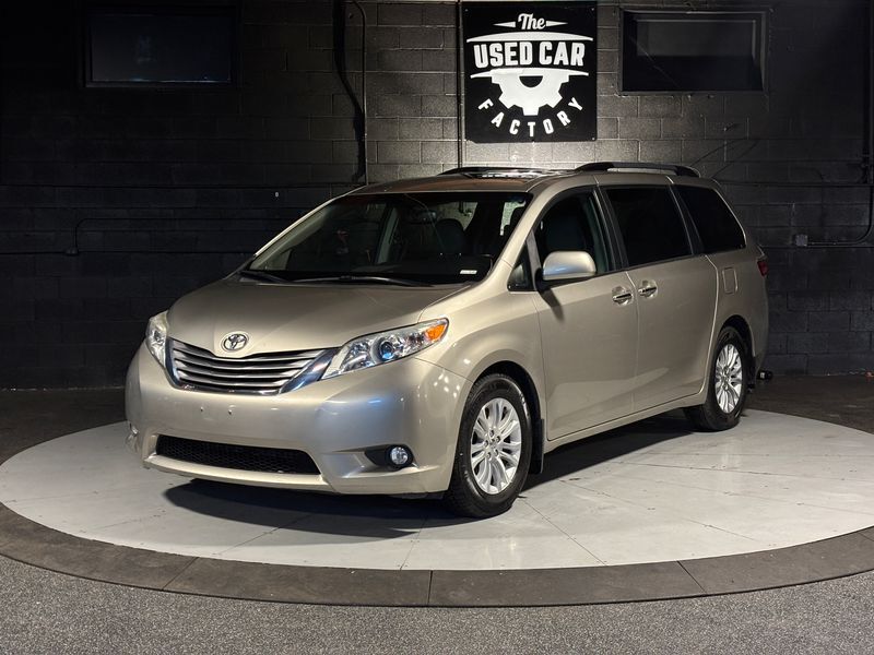2017 TOYOTA SIENNA XLE Premium 8-Passenger