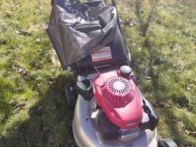 Very nice Honda lawn mower, 2 bags