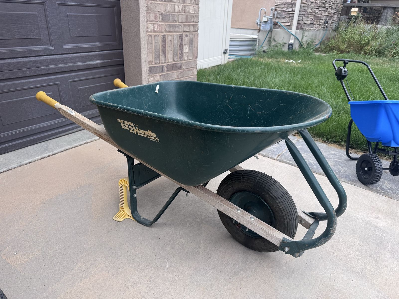 Wheelbarrow handles 6 cubic feet
