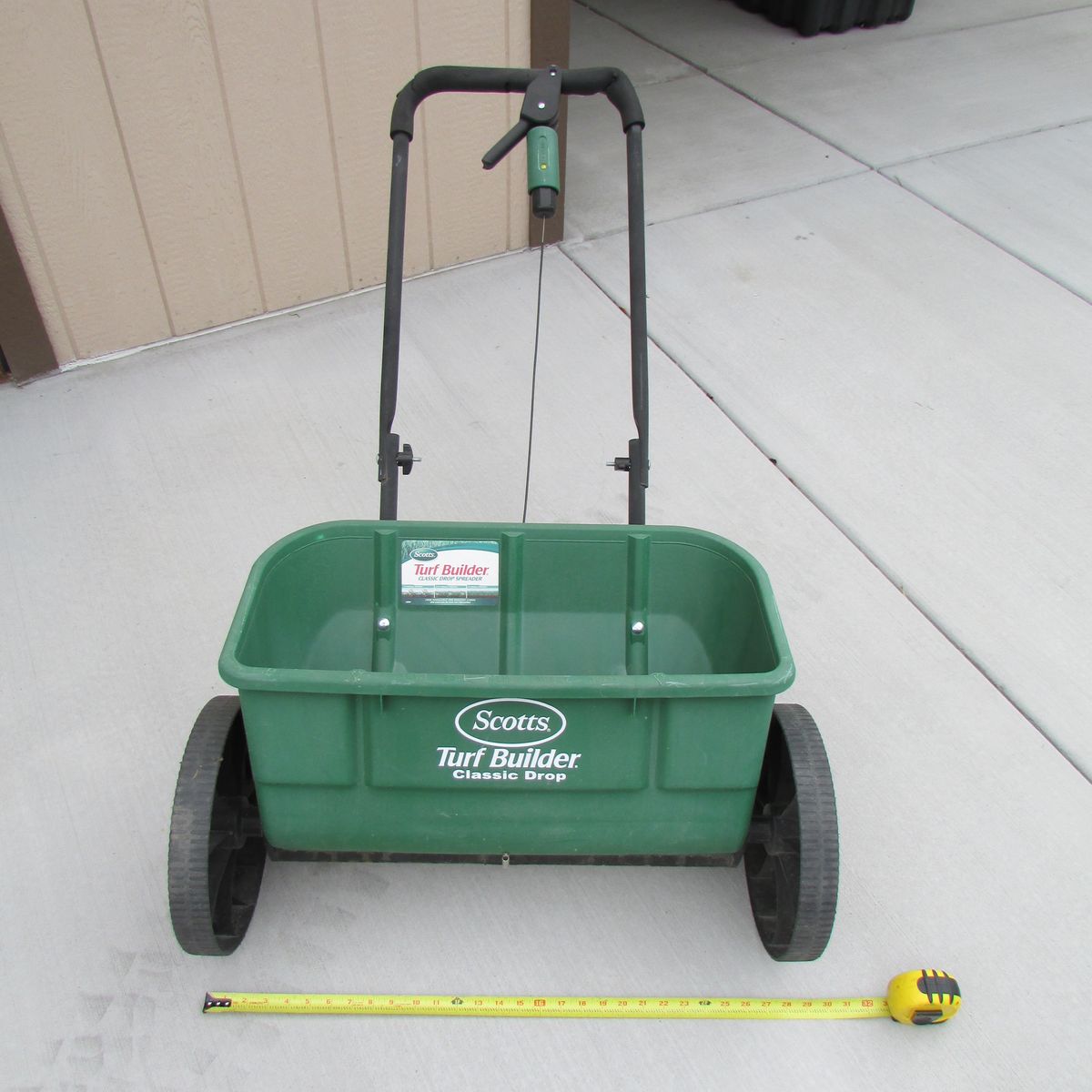 Drop Spreader Scotts 24 inch Like New!